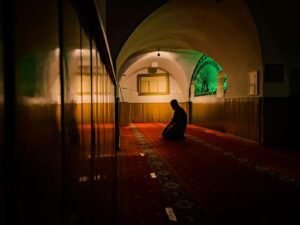 10 Hadiths About the Reward of Praying Salah on Time